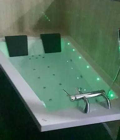 Avec Baignoire De Luxe מלון 3*